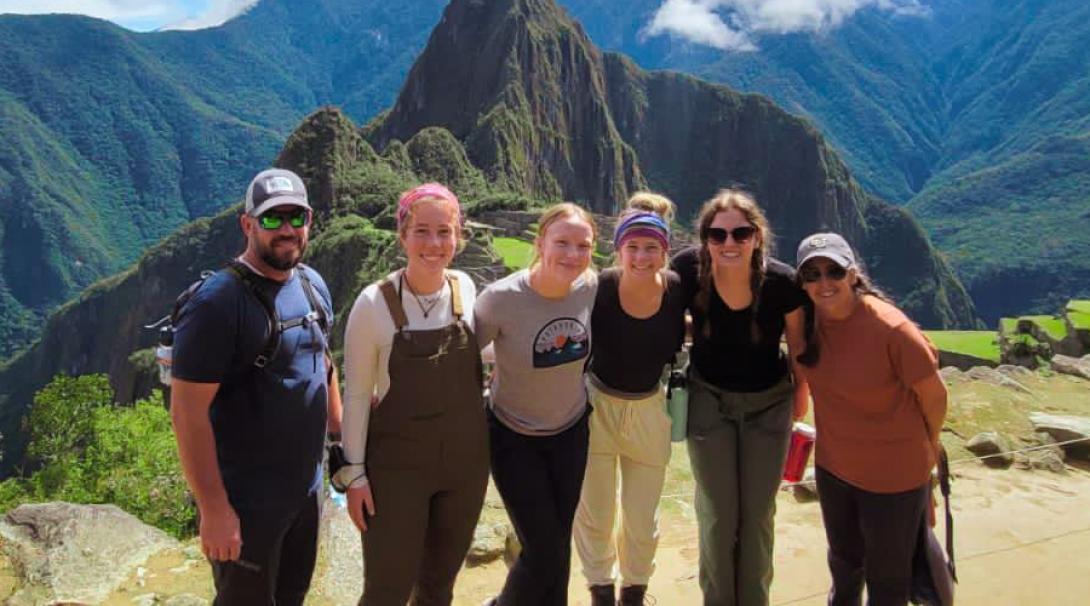 Student volunteers in Peru