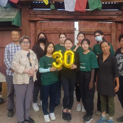 Projects Abroad volunteers celebrate the company's 30th birthday