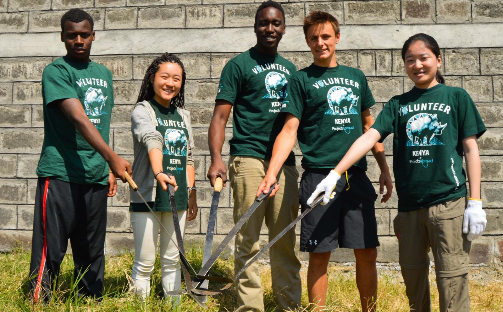 Conservation volunteers in Kenya join together on a high school special volunteer trip.