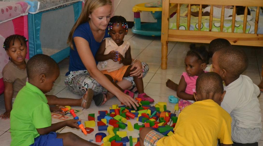 Under the guidance of Projects Abroad volunteers working with children in Jamaica, a group of kids play with building blocks at a daycare centre.