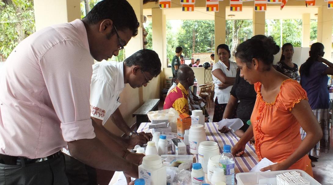Projects Abroad intern helps local doctors with giving out medicine whilst on their medical internship in Sri Lanka.