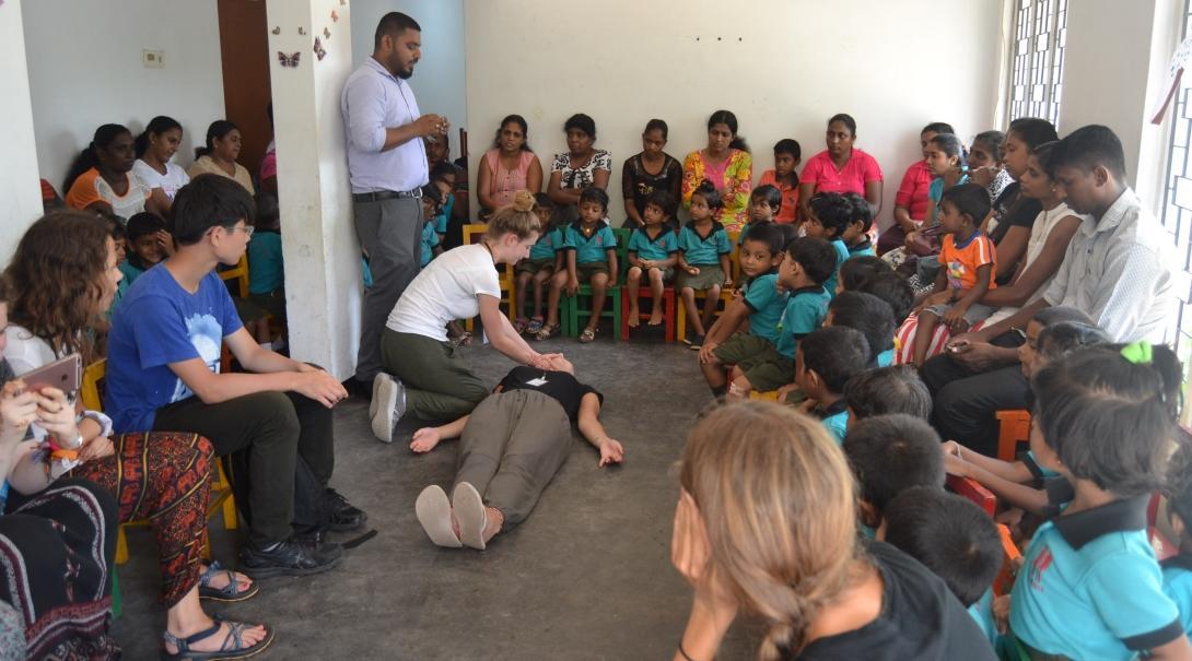 Projects Abroad Physiotherapy interns in Sri Lanka join other medical interns to learn about and practice CPR.