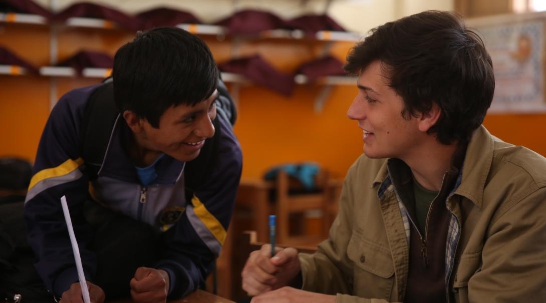 Projects Abroad volunteer has a conversation with one of his students during his teaching work experience in Peru