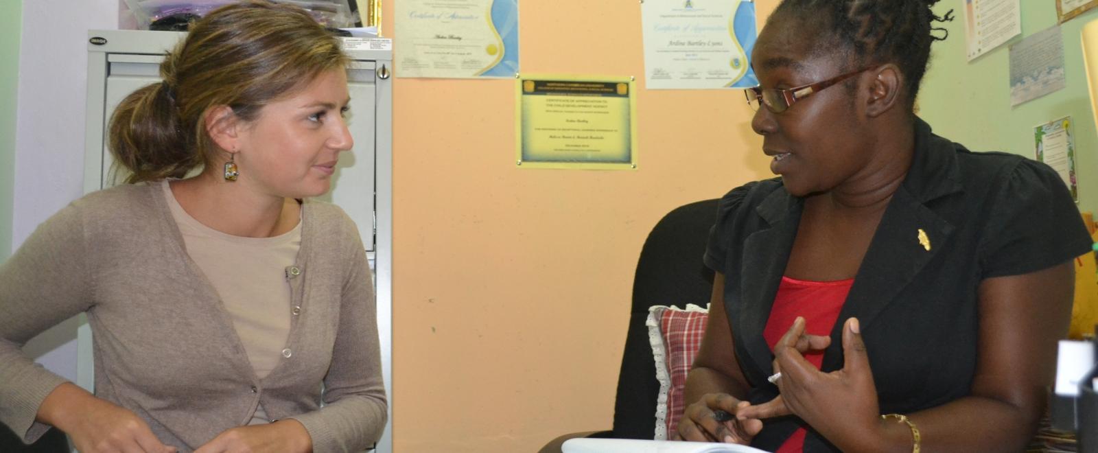 A student doing a Psychology internship in Jamaica with Projects Abroad talks to an experienced psychologist.