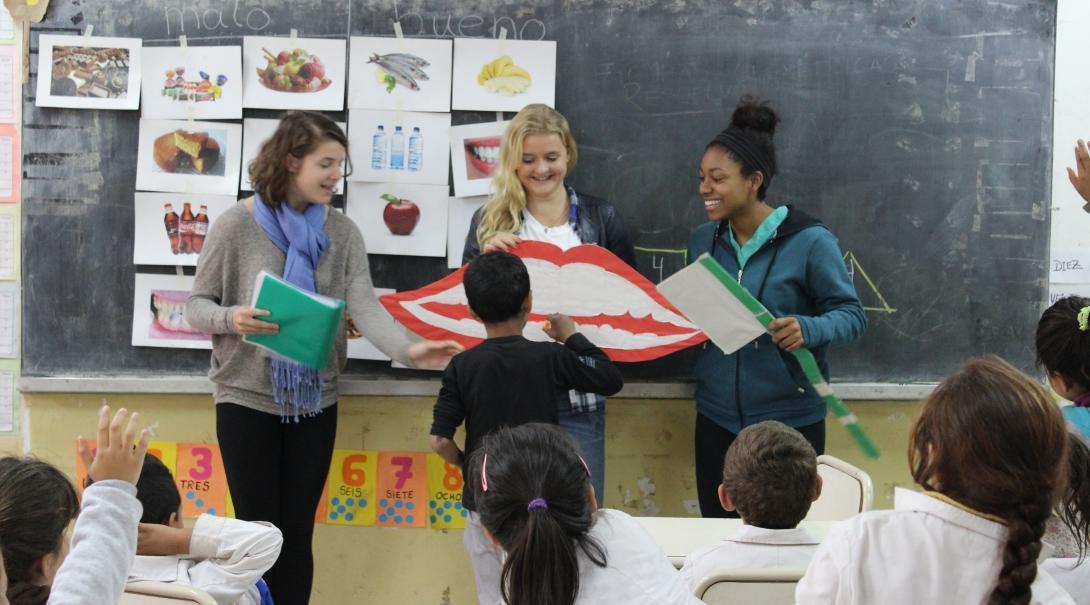 Projects Abroad volunteers teaching their students about dental hygiene in Argentina