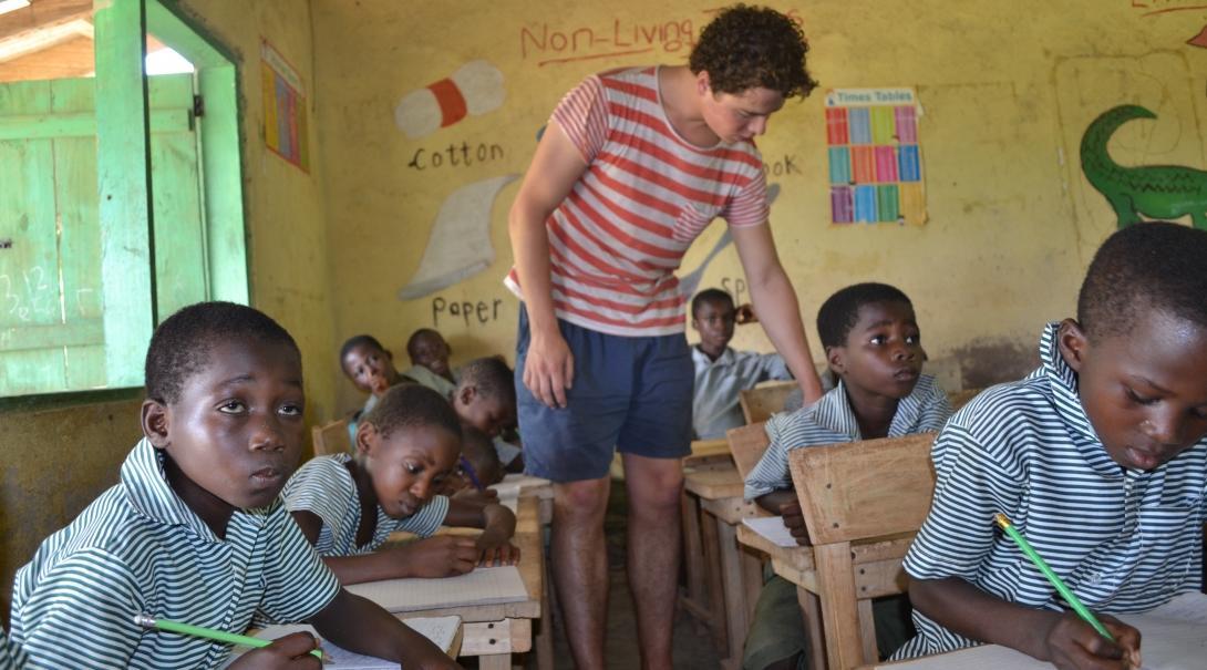A Projects Abroad volunteer gains teaching work experience in Ghana by assisting the students who are struggling in class