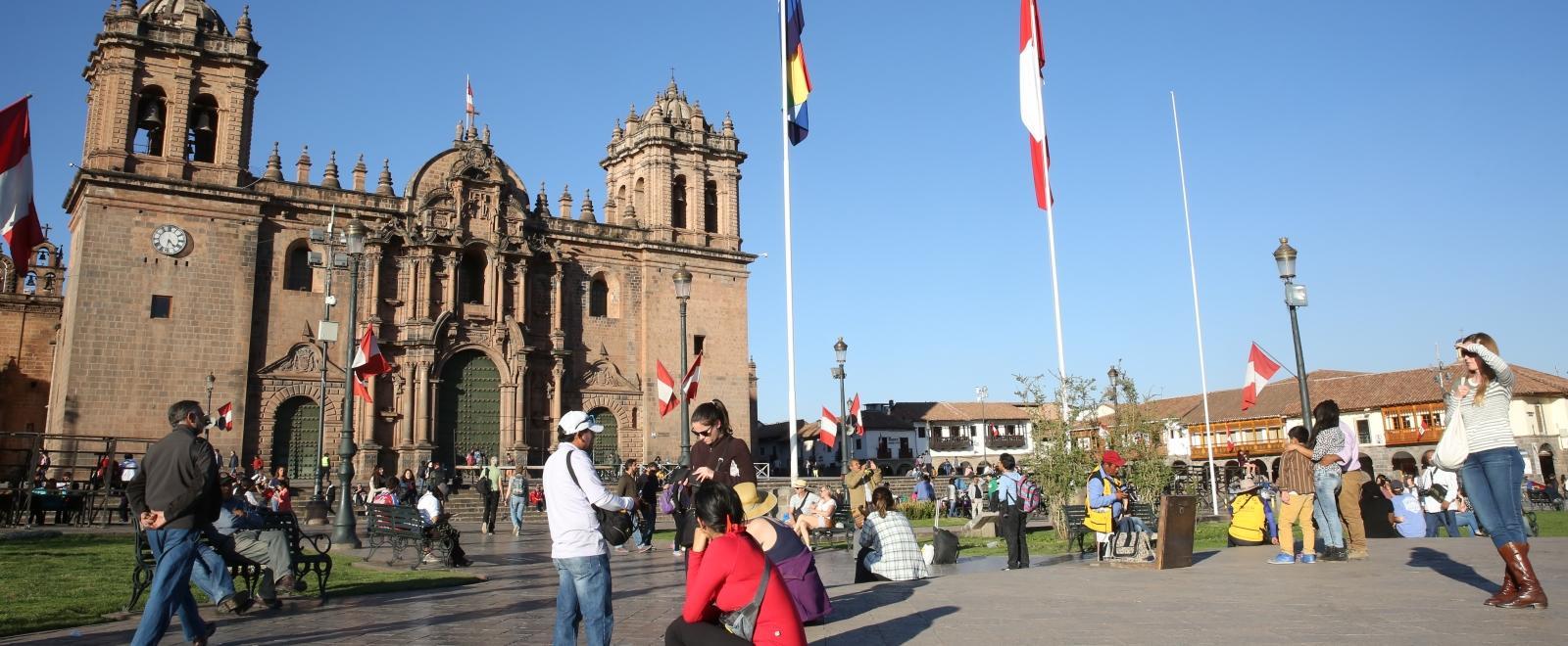 On the Spanish Language Course in Peru, students explore the local area and stop by a cathedral. 