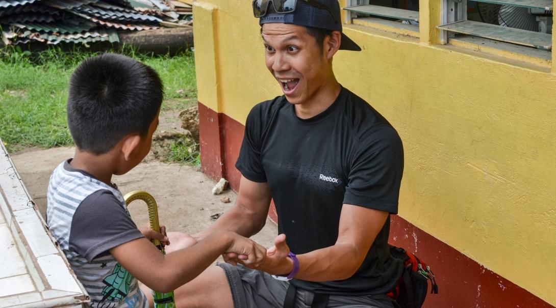 A child is treated at home by a student doing a Physiotherapy internship abroad in the Philippines.