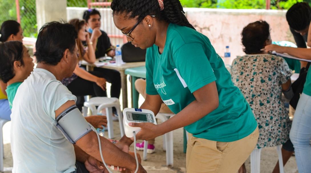 An intern working at an outreach during a medical volunteer opportunity in Philippines.