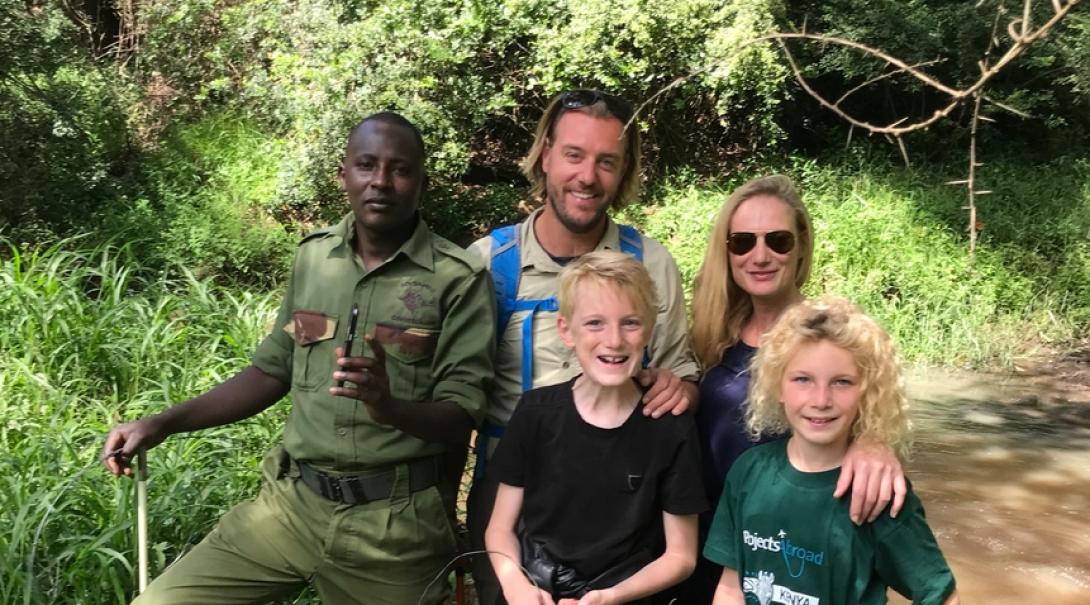 Belgian family help clear snares during their family volunteer trip in Kenya