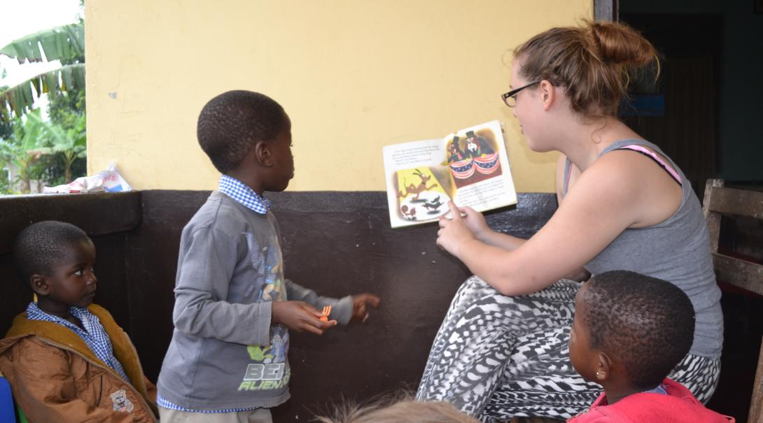 Projects Abroad volunteers volunteers to read a book to the children in Ghana