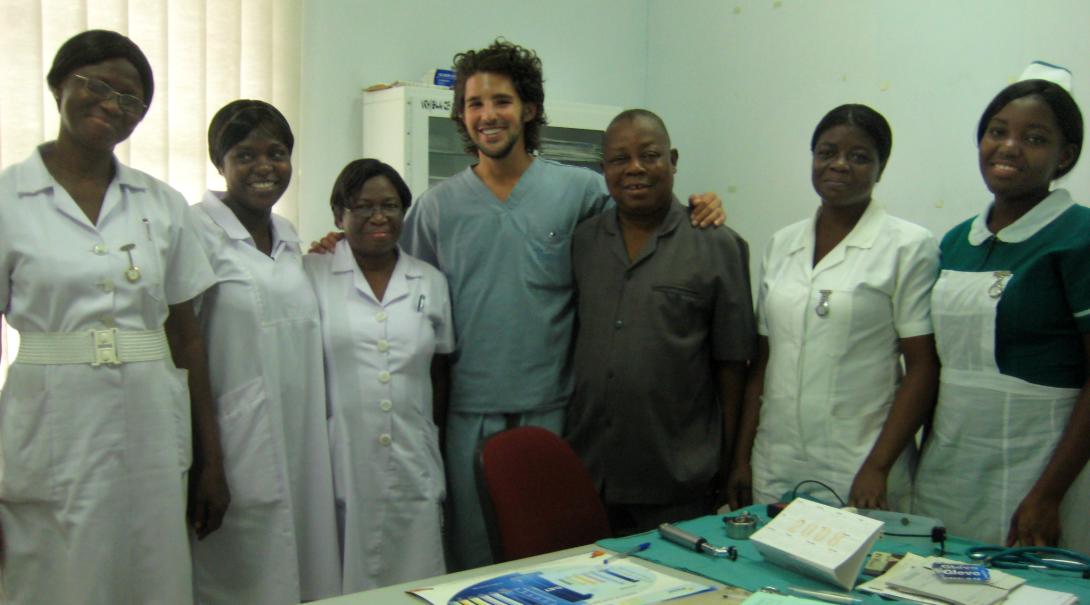 Projects Abroad Medicine volunteer joins doctors and nurses on their daily rounds at the hospital in Ghana.