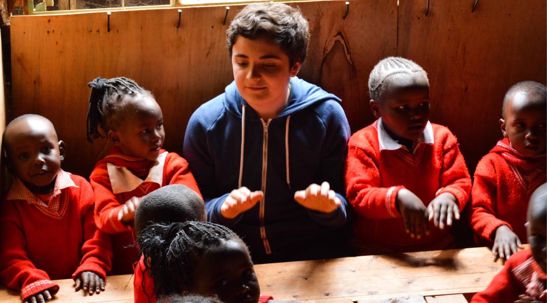 A Projects Abroad teaching volunteer runs fun and interactive activities to improve the English level of children in Kenya.
