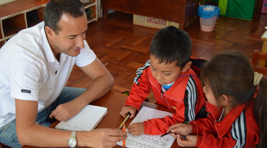Volunteering with children in Peru