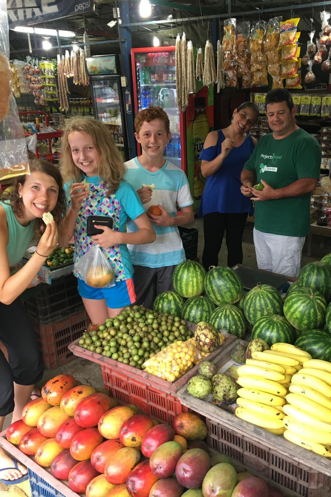 Projects Abroad volunteers looking for fresh fruit to stay healthy during travelling to Costa Rica.